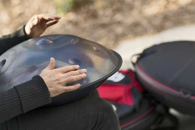 L'Handpan, insolito strumento che fonde melodia e ritmo: in Puglia lo fabbricano in due